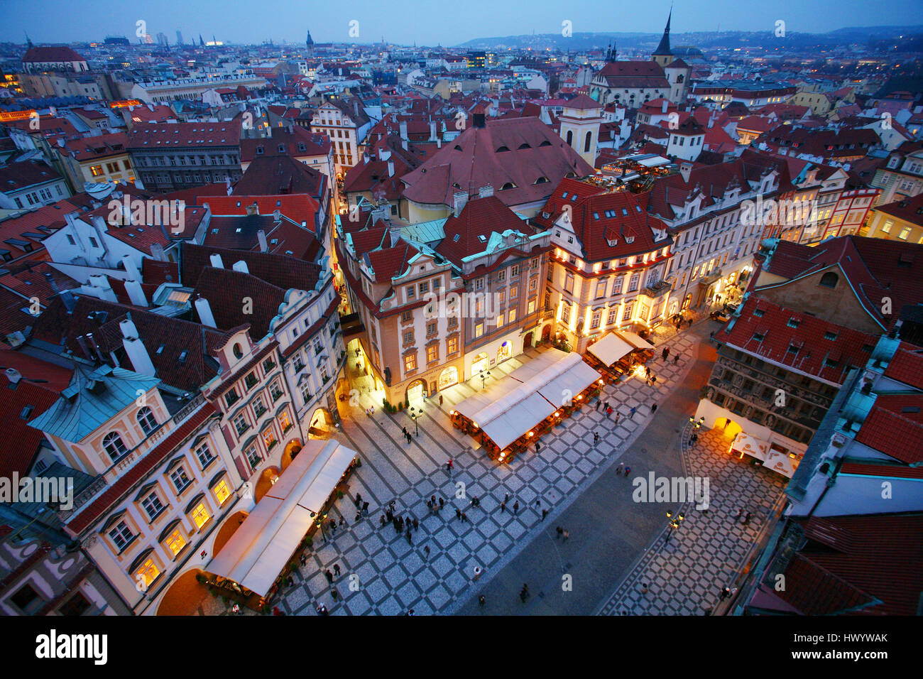 Tschechien, Prag, Stadtbild mit alten Stadtplatz in der Abenddämmerung Stockfoto
