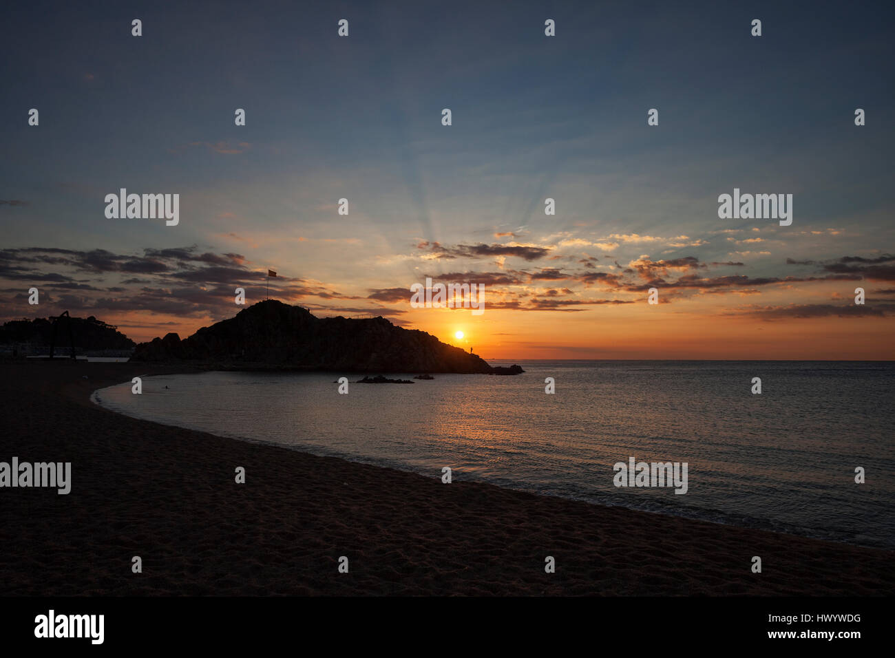 Spanien, Katalonien, Blanes, Sonnenaufgang am Mittelmeer, S'ÄôAbanell Strand und Sa Palomera rock Stockfoto