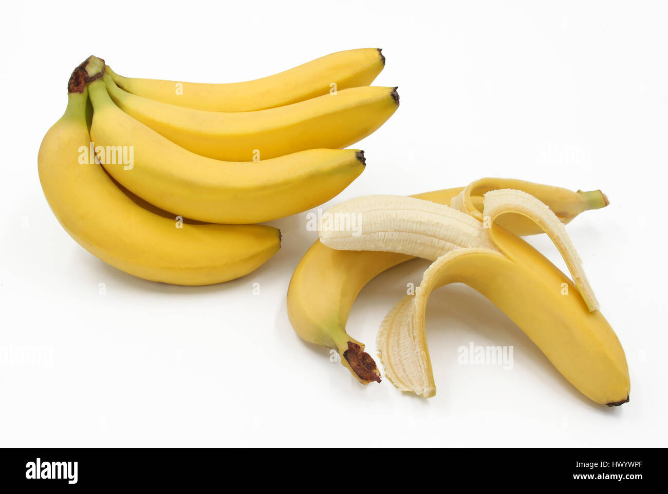 Reihe von reifen Bananen - Banane geschält und ungeschält - makellos makellos - Hintergrund isoliert weiß Stockfoto