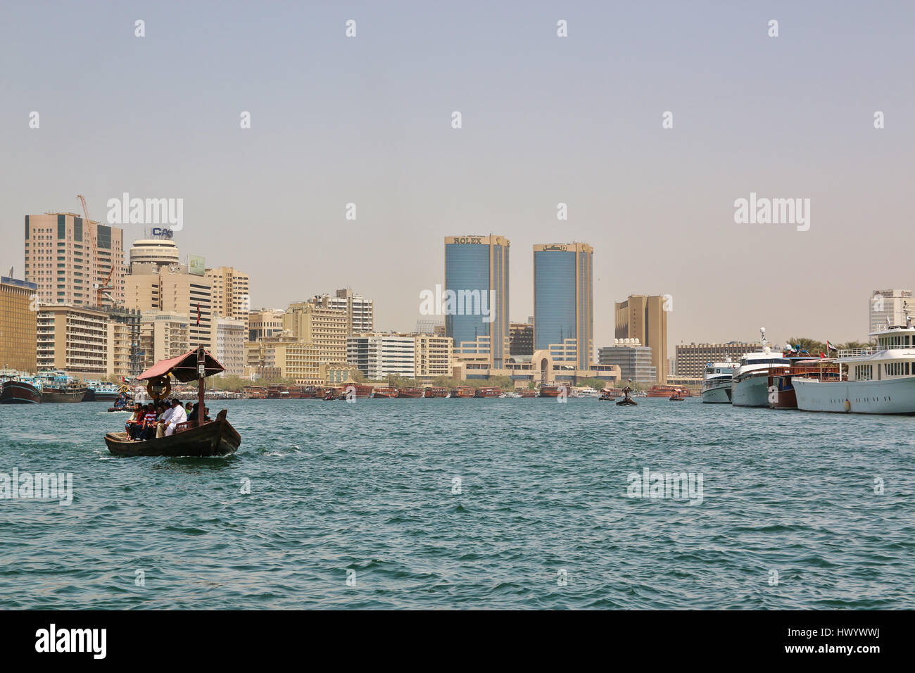 Holzboote in der Nähe von tanzenden Fontänen in Dubai Stockfoto