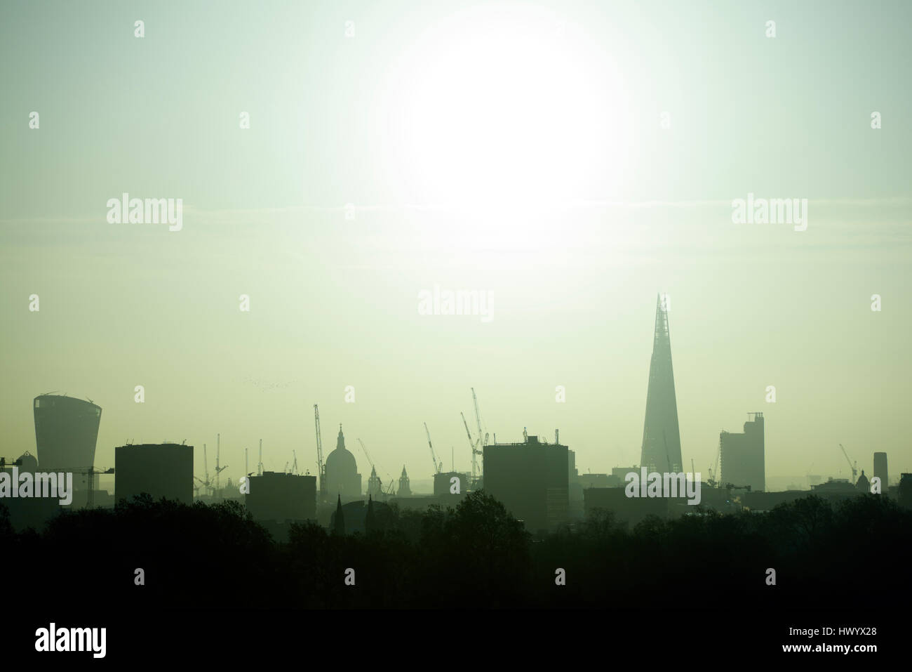 UK, London, Skyline mit 20 Fenchurch Street, St. Pauls Cathedral und The Shard bei Gegenlicht Stockfoto