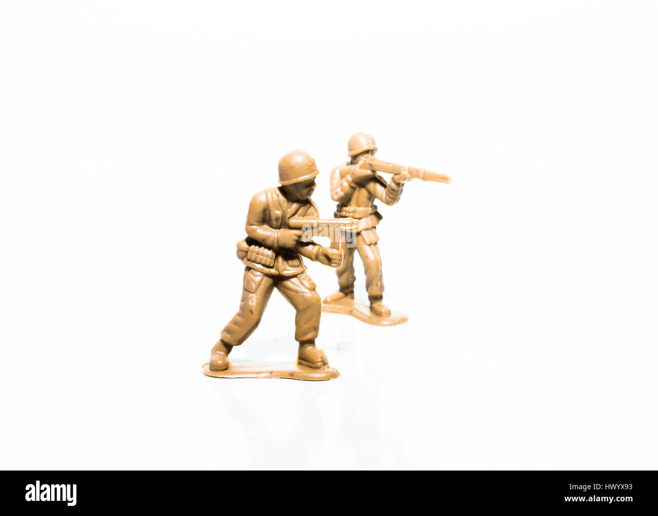 Zwei Kunststoff-Tan-Soldaten auf einem weißen Hintergrund Stockfoto