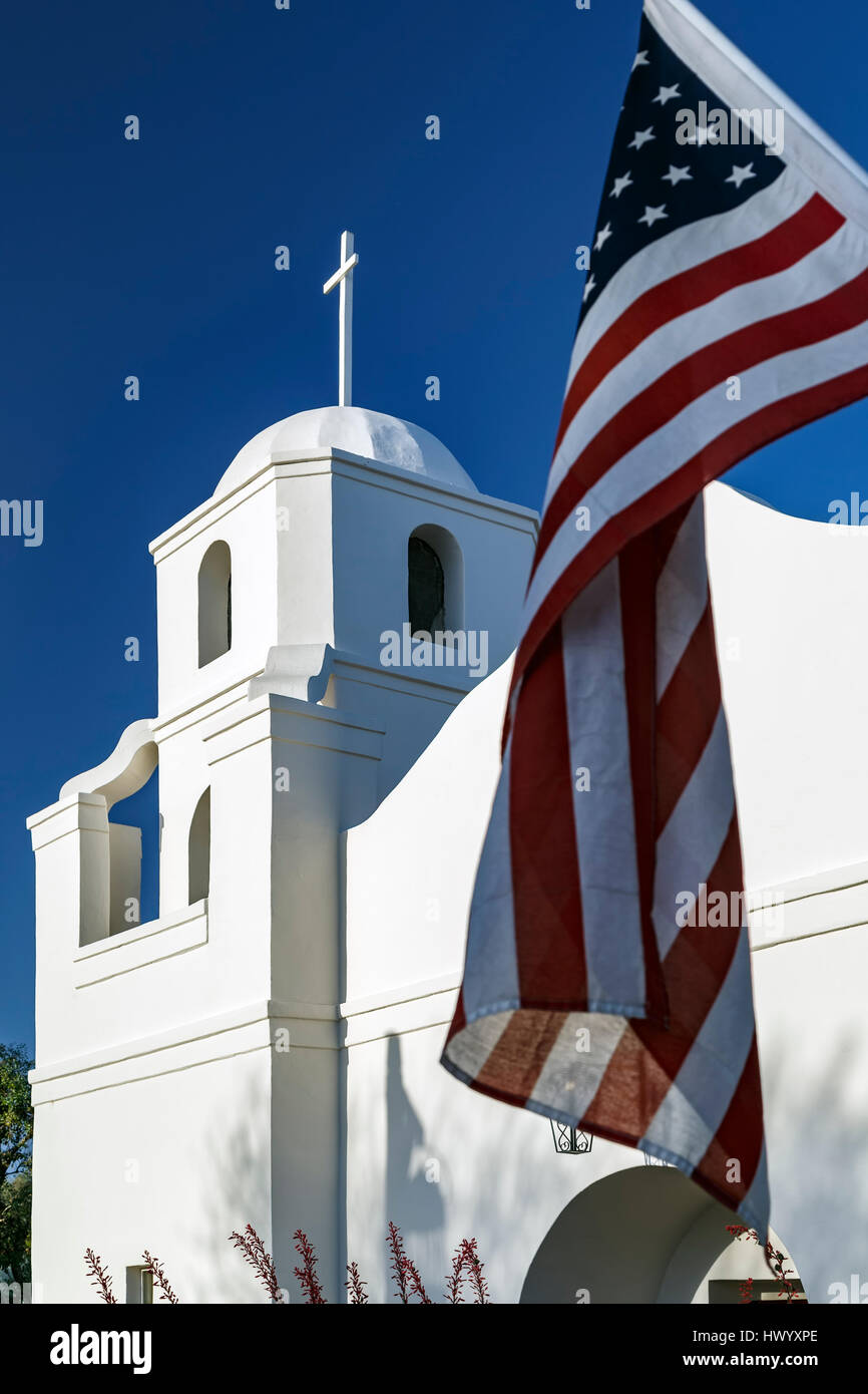 Glockenturm und amerikanische Flagge, alten Adobe-Mission (Kirche Our Lady of Perpetual helfen katholische), Old Town Scottsdale, Arizona USA Stockfoto