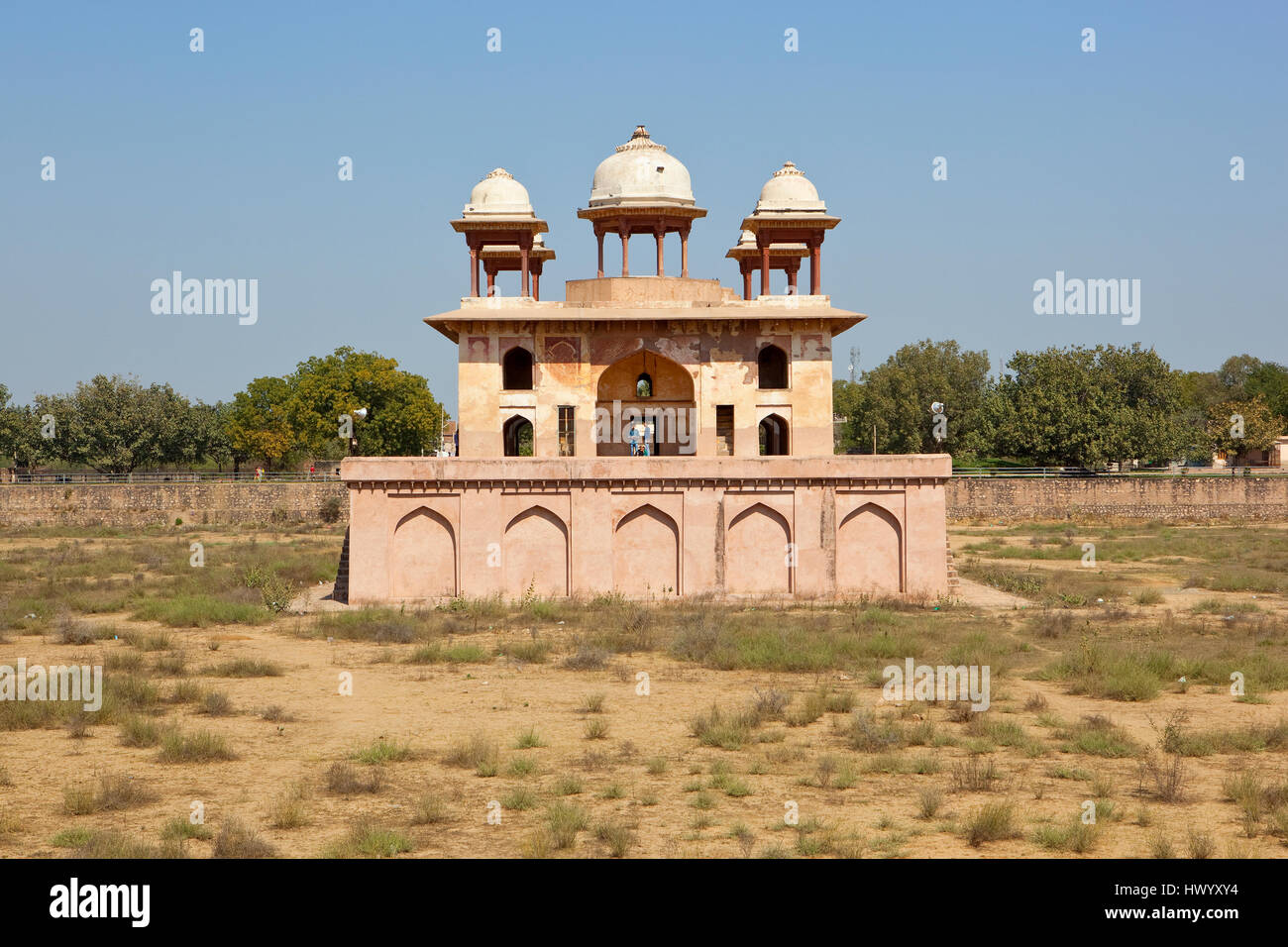 rosa Farbe Denkmal der Jal Mahal im Bundesstaat Rajasthan Indien unter blauem Himmel Stockfoto