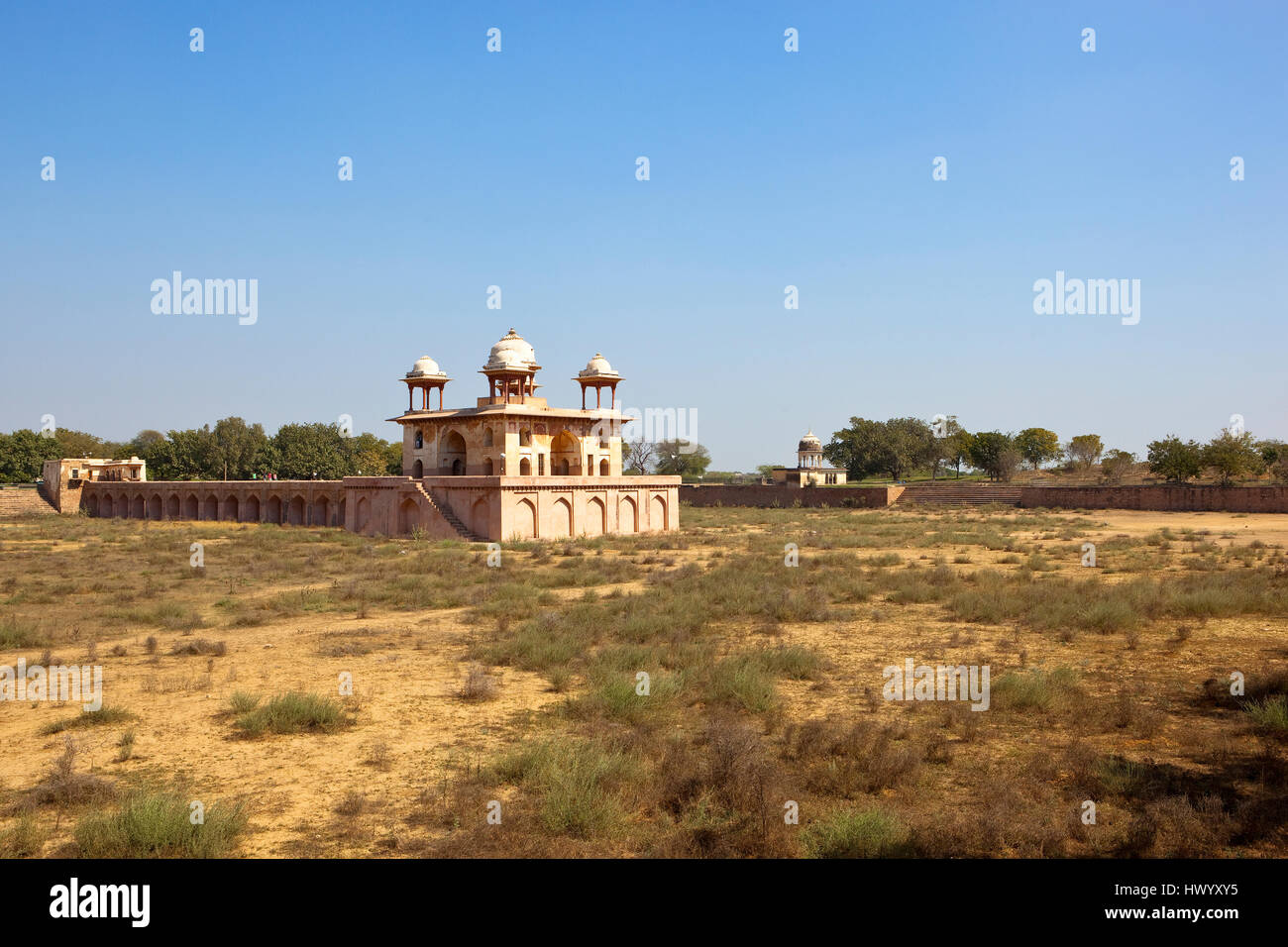 die historische Stätte von Jal Mahal in Rajasthan Indien unter blauem Himmel Stockfoto