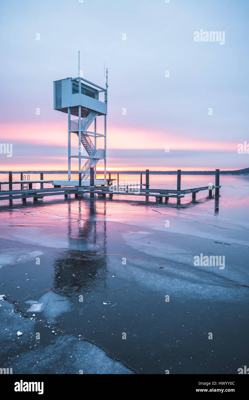 Deutschland, Berlin, Mueggelsee mit Sprungturm im Winter bei Sonnenaufgang Stockfoto