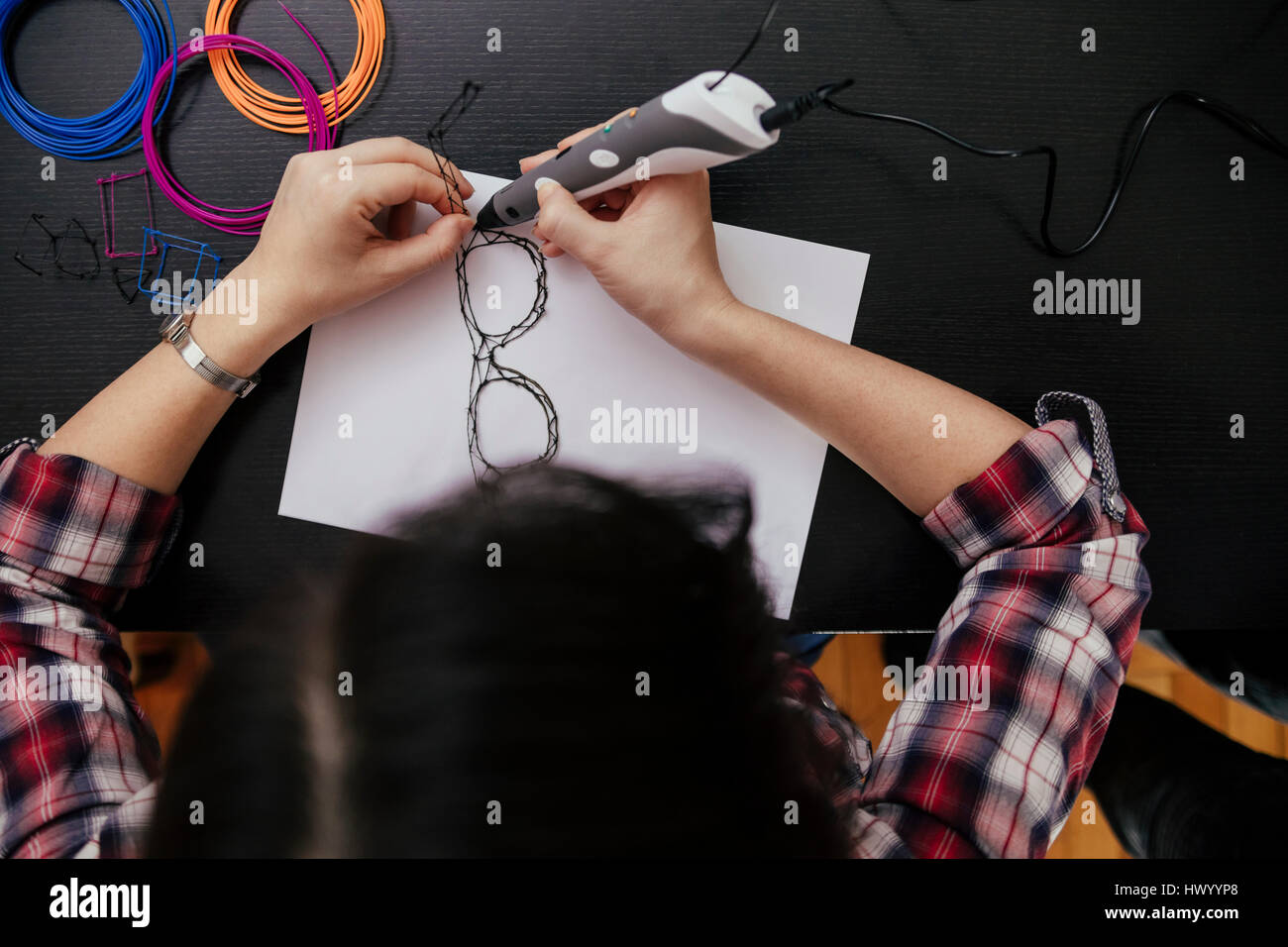 Junge Frau, die Brille mit 3D Stift zeichnen Stockfoto