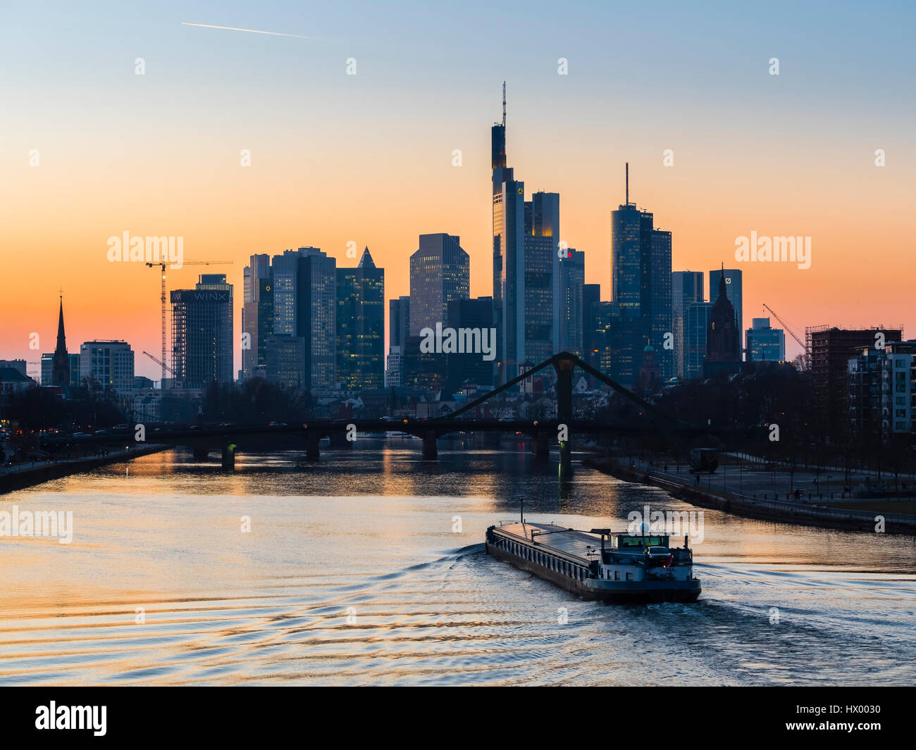 Deutschland, Frankfurt am Main, Blick auf Skyline mit Floesserbruecke und Mains im Vordergrund in der Morgendämmerung Stockfoto