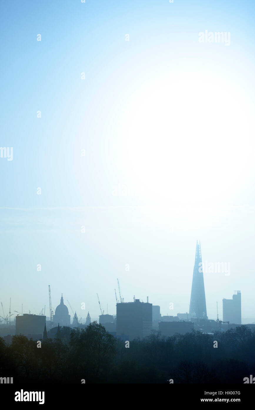 UK, London, Skyline mit St. Pauls Cathedral und The Shard im Morgenlicht Stockfoto