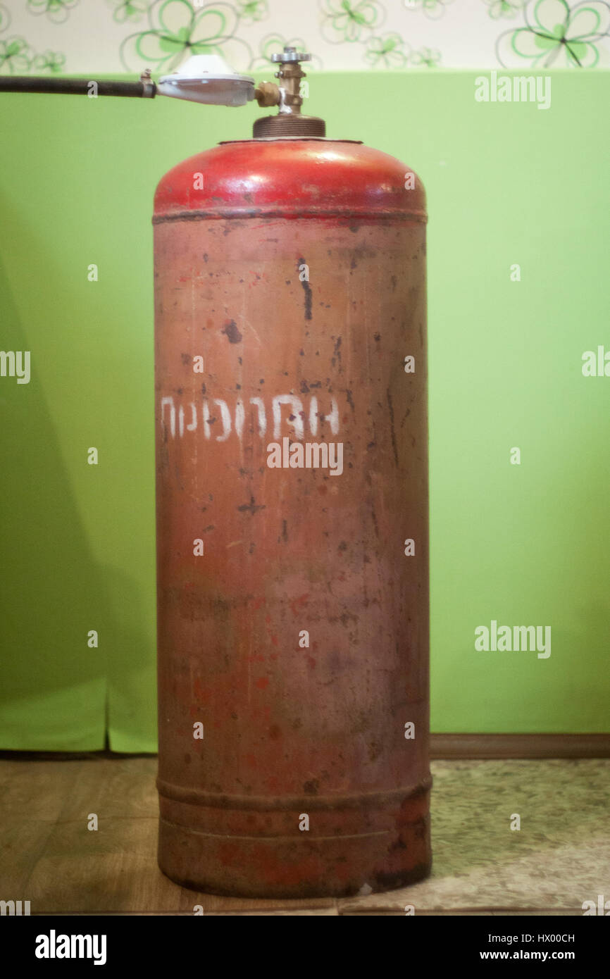 Gasflasche mit Propangas im Haus Kochen Gas zum Kochen und Heizen  Stockfotografie - Alamy