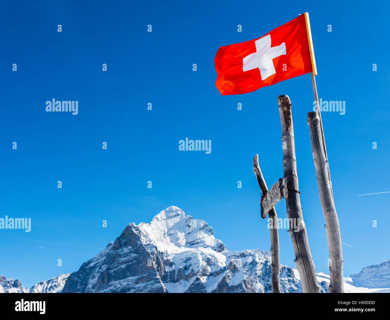 Schweiz, Kanton Bern, Grindelwald, Schweizer Flagge in den Bergen Stockfoto