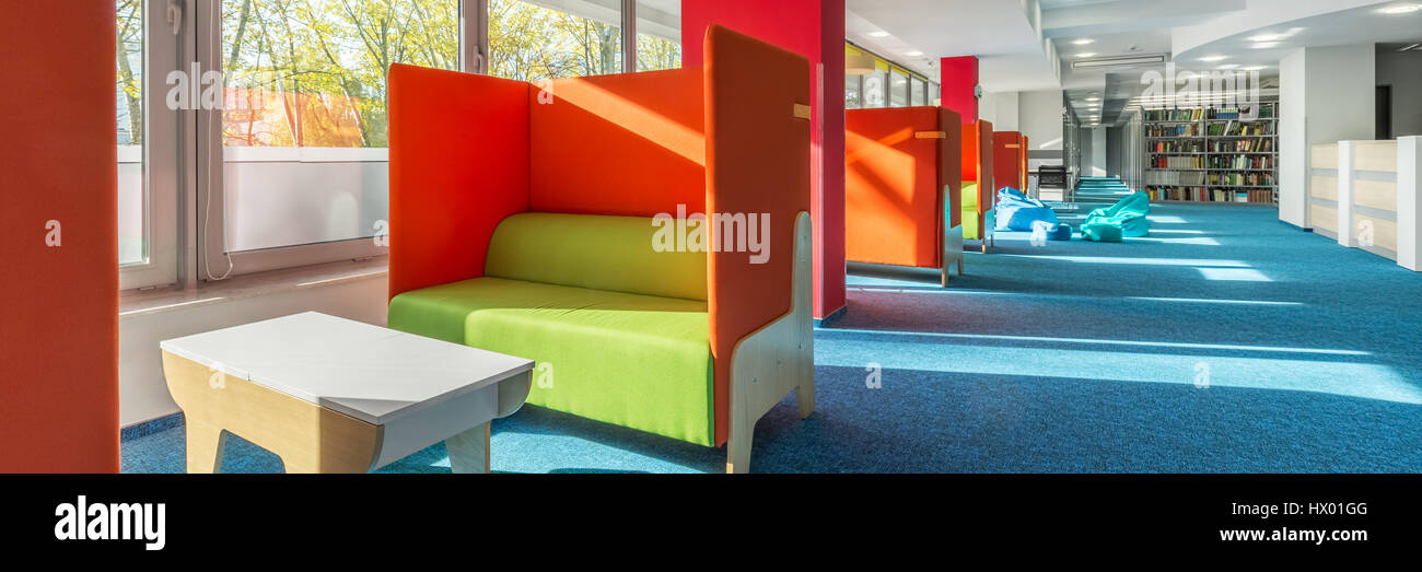 Panorama der Bibliothek-Lounge-Bereich mit grünen Sofas und roten Partitionen Stockfoto