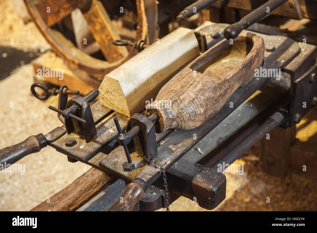 Holzbearbeitungsmaschine in Produktionsstätte der Klompen, traditionelle niederländische Schuhe für den täglichen Gebrauch Stockfoto