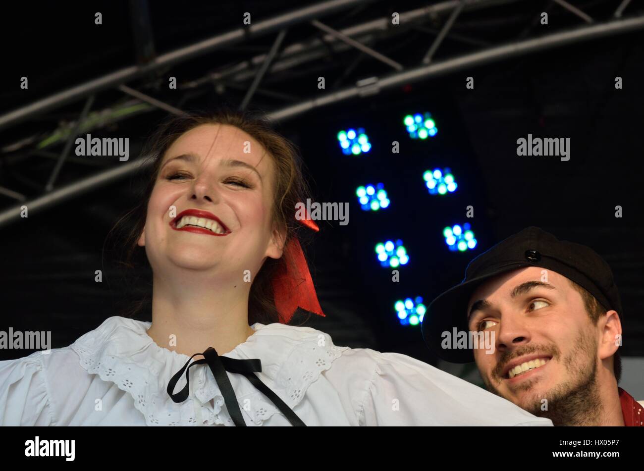 LONDON ENGLAND 9. Mai 2015: männlich und weiblich auf der Bühne Ausführung Stockfoto