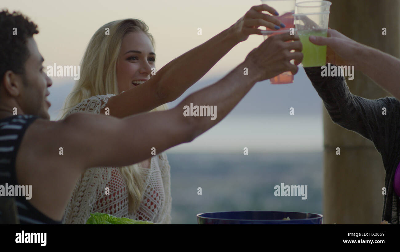Niedrigen Winkel Ansicht von Freunden Toasten im Freien mit Getränken Stockfoto