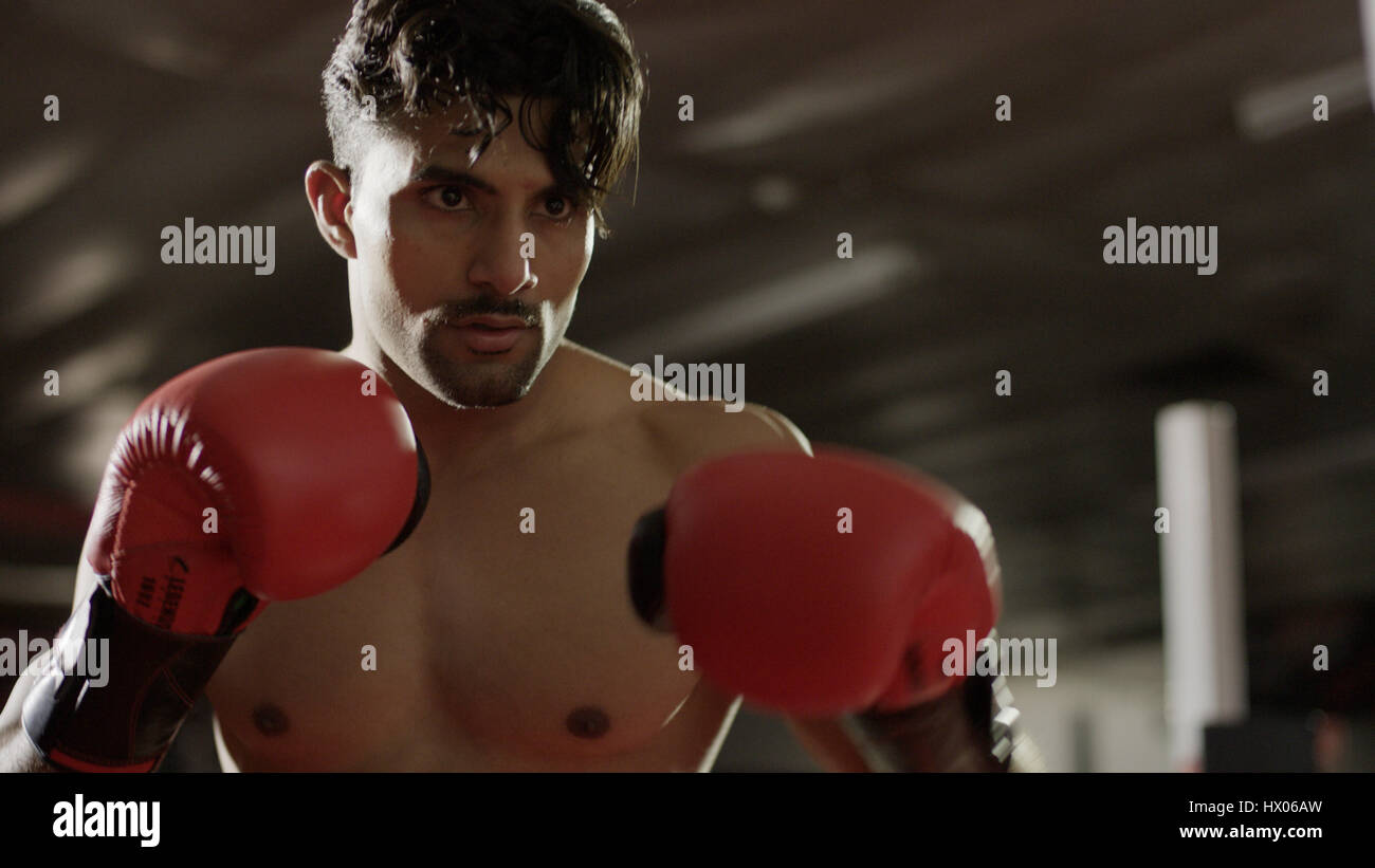 Nahaufnahme von Boxer Boxhandschuhe stehen im Boxring während Spiel Stockfoto