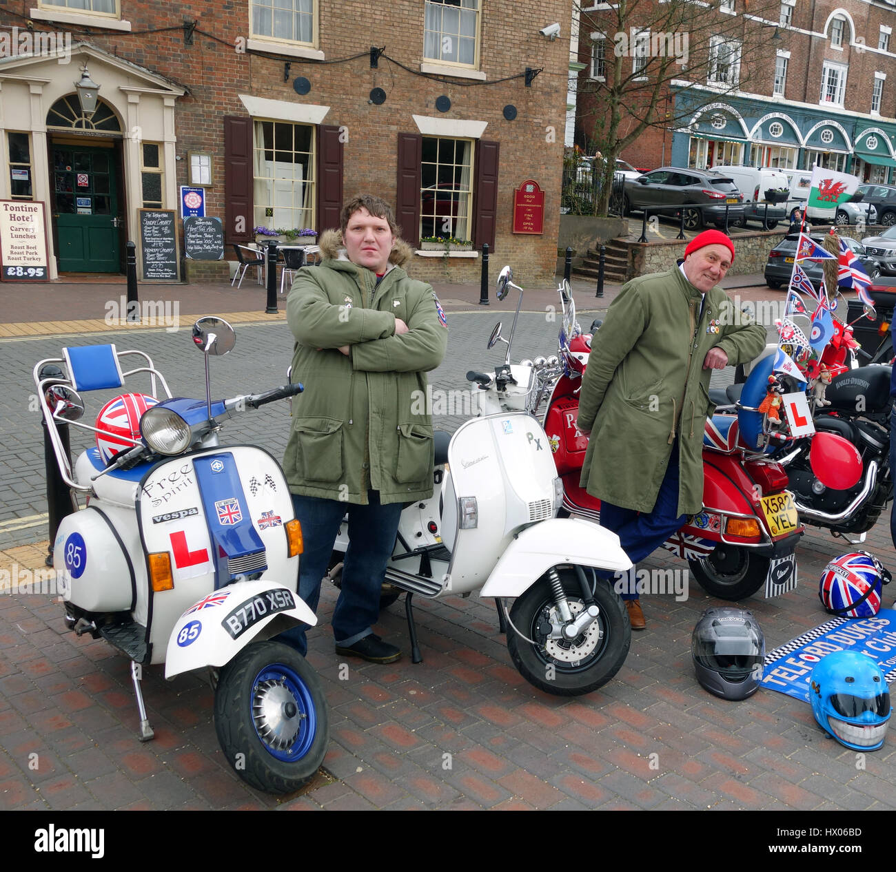 Motor-Roller-Enthusiasten in mod Stil "Parker Mäntel" posiert mit ihren Vespas gekleidet. Stockfoto