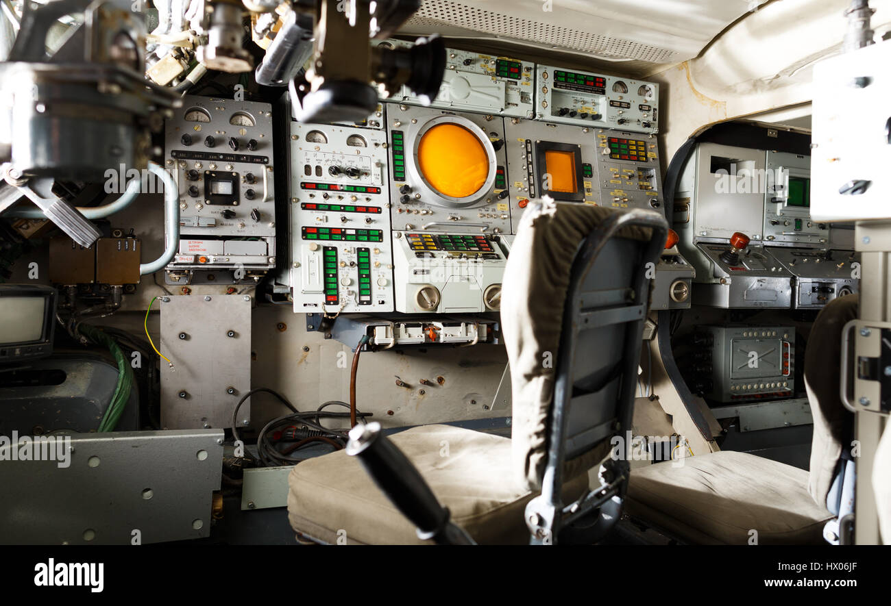 TELAR Fahrzeuginnenraum des Buk-M1-Boden-Luft-Raketen-Systems mit Radarschirm und Kontrollen für die Betreiber. Stockfoto