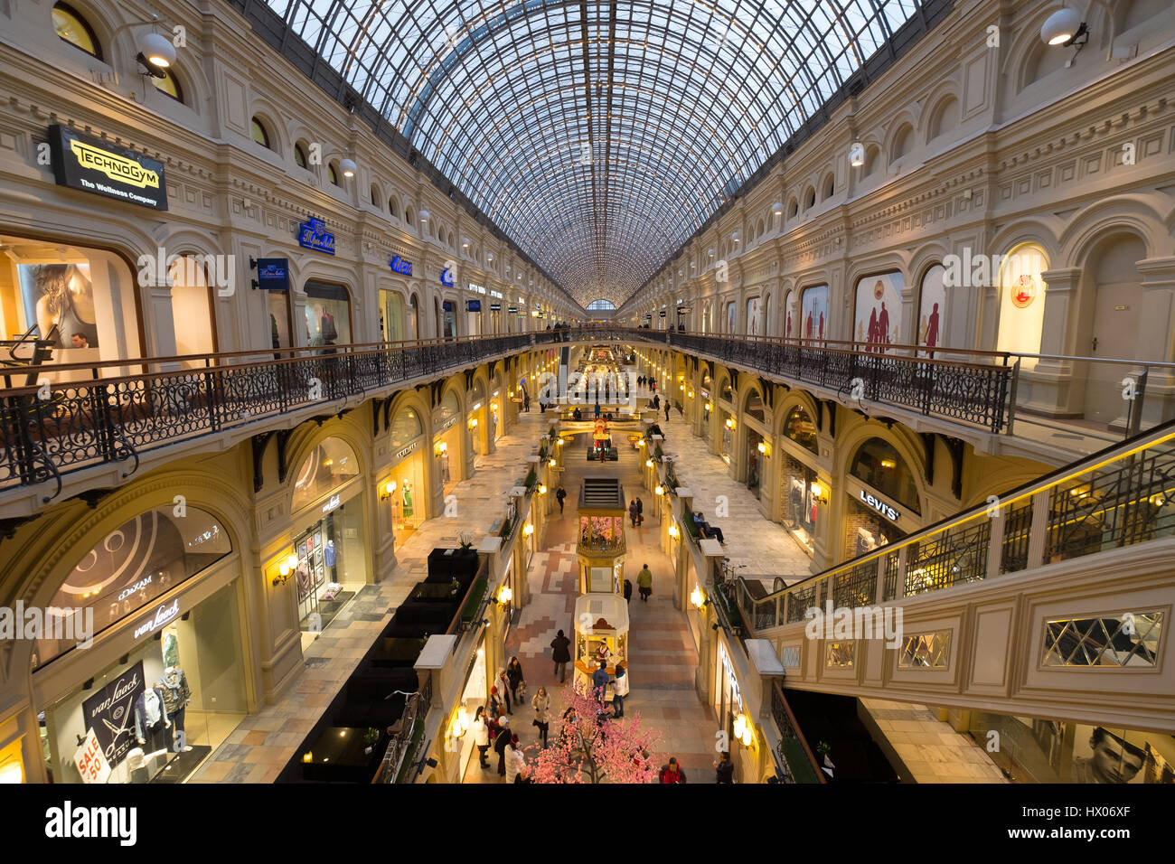 Innere des GUM Einkaufszentrum auf dem Roten Platz zur Abenddämmerung Zeit Stockfoto