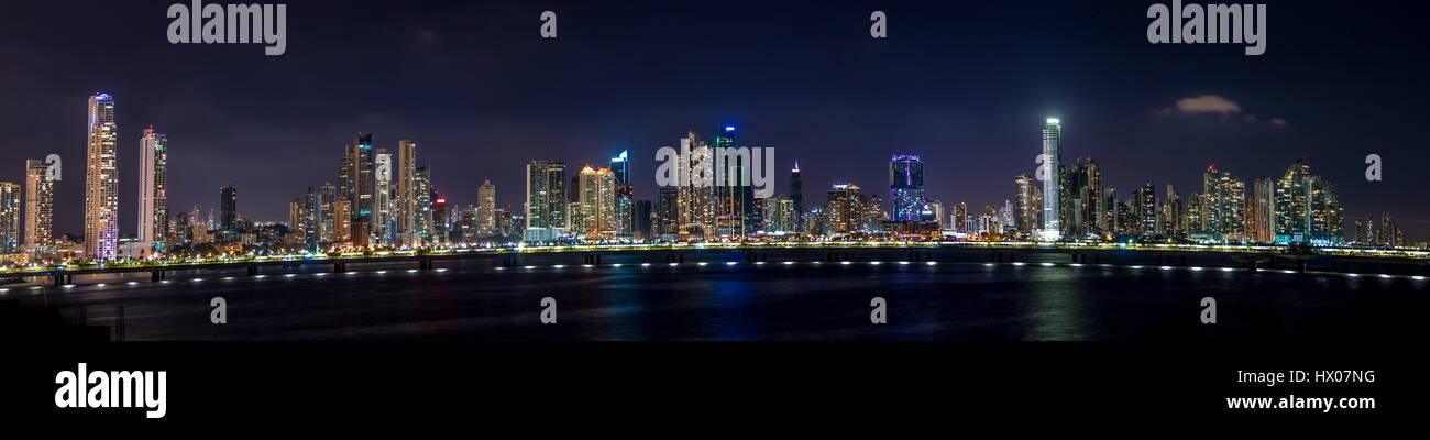 Panoramablick über Panama City Skyline bei Nacht - Panama-Stadt, Panama Stockfoto