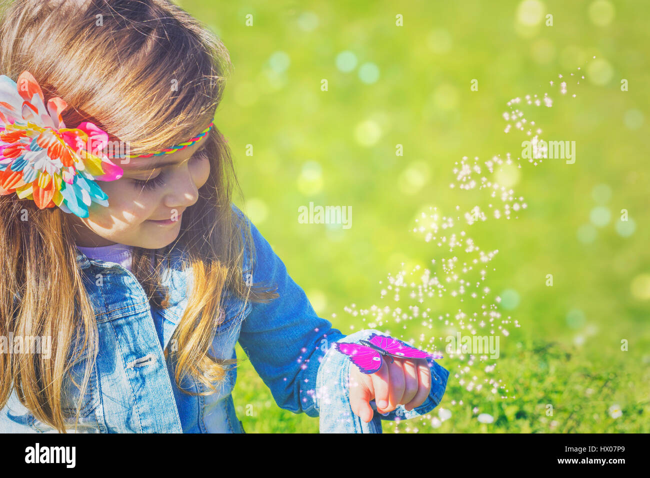 Wunderschönes kleines Mädchen mit magischen Schmetterling; Fantasie-Konzept Stockfoto