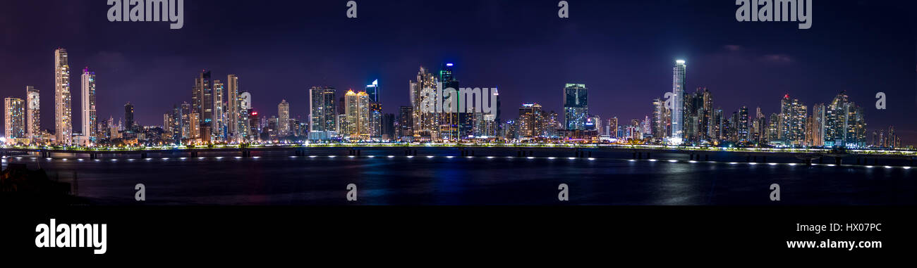 Panoramablick über Panama City Skyline bei Nacht - Panama-Stadt, Panama Stockfoto