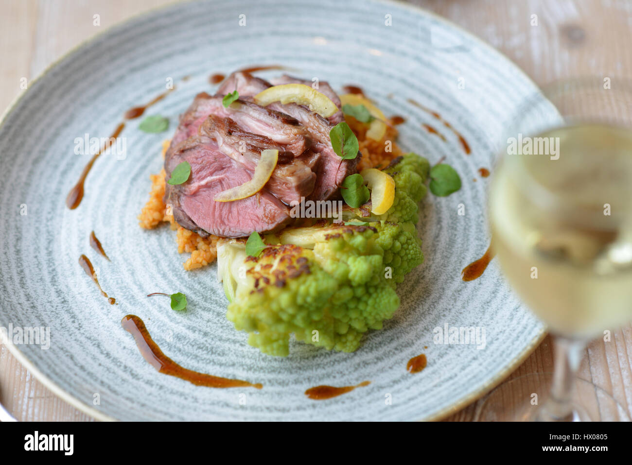 Rosa Lamm, Broccoflower auf einem Teller. Queller Restaurant, Whitstable, Kent Stockfoto