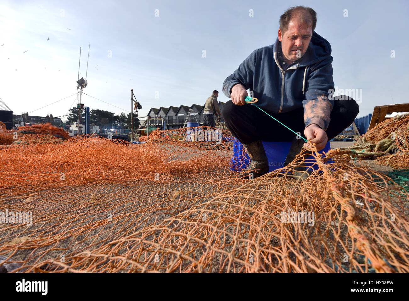 Fischer in Whitstable, Kent, UK ausbessern Netze von hand. Stockfoto
