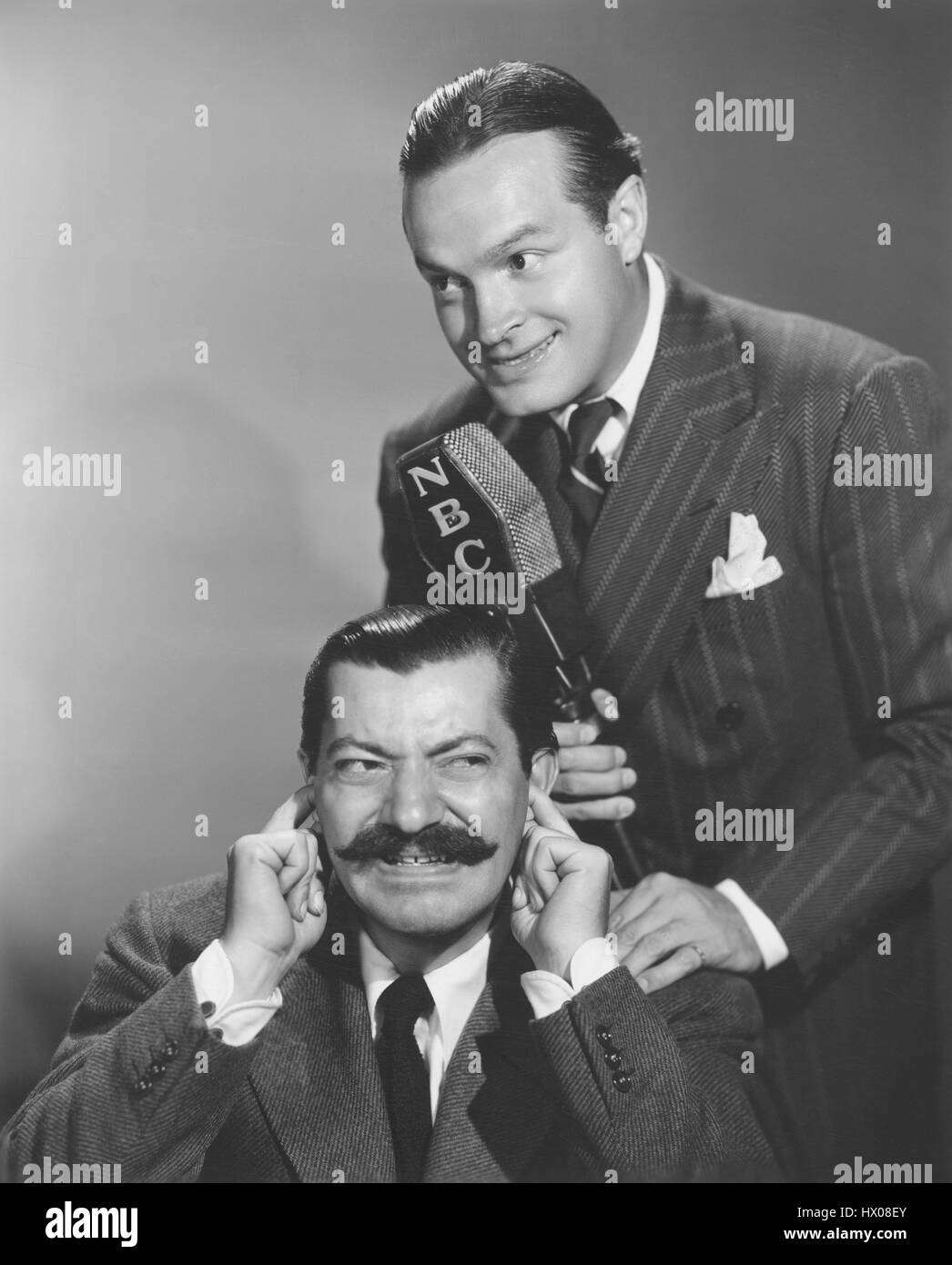 Bob Hope mit Jerry Colonna am Set seine RadioProgramm, die Grafikerin