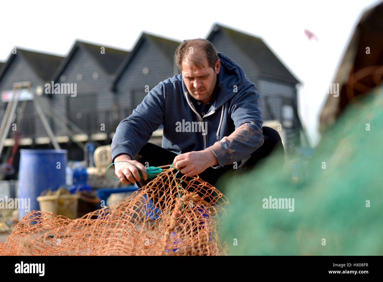Fischer ausbessern Netze in Whitstable, Kent, UK Stockfoto