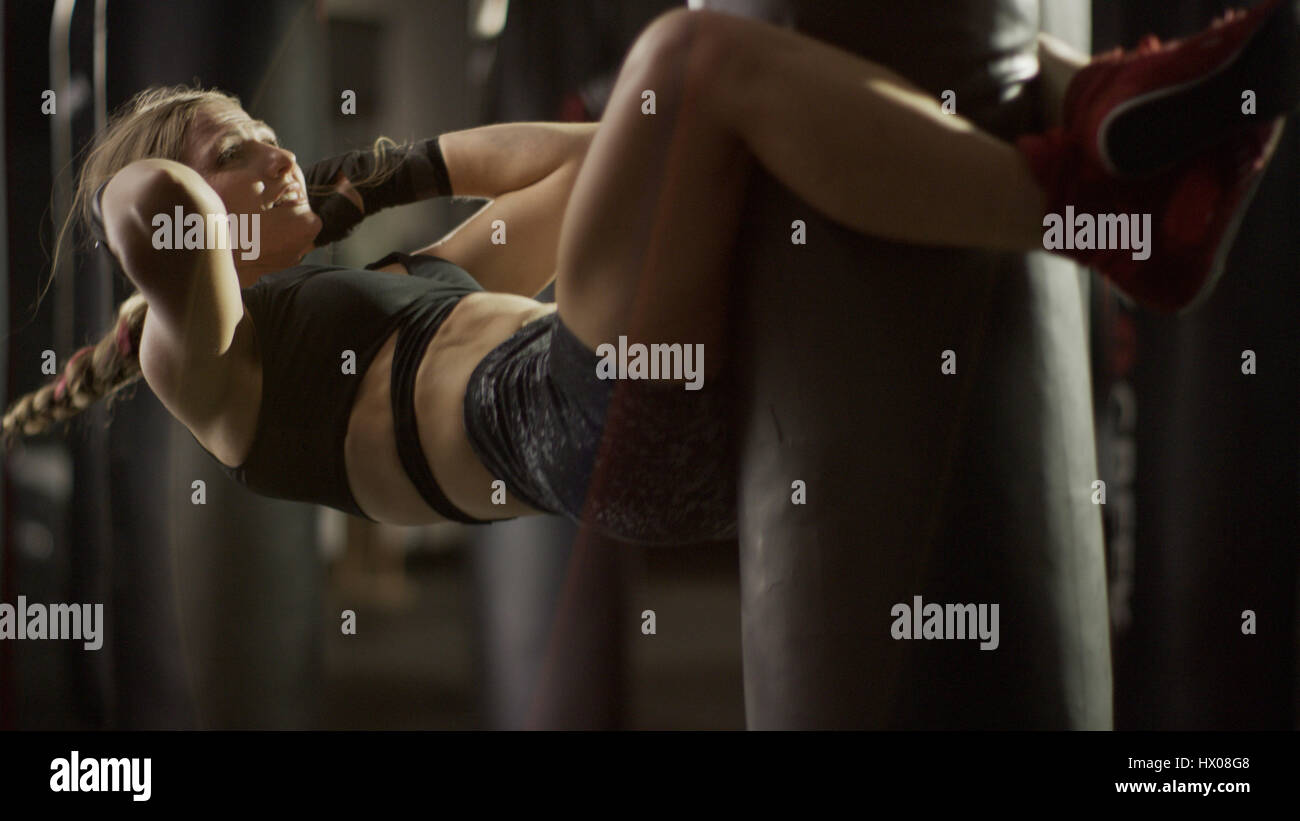 Selektiven Fokus Blick auf weibliche Boxer trainieren und Sit am Boxsack im Fitness-Studio Stockfoto