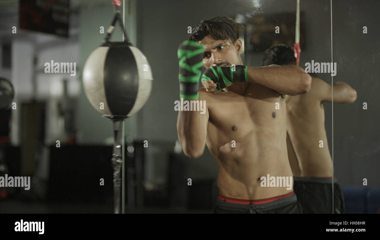 Selektiven Fokus auf Boxer trainieren und Training mit punching Ball im Fitness-Studio Stockfoto