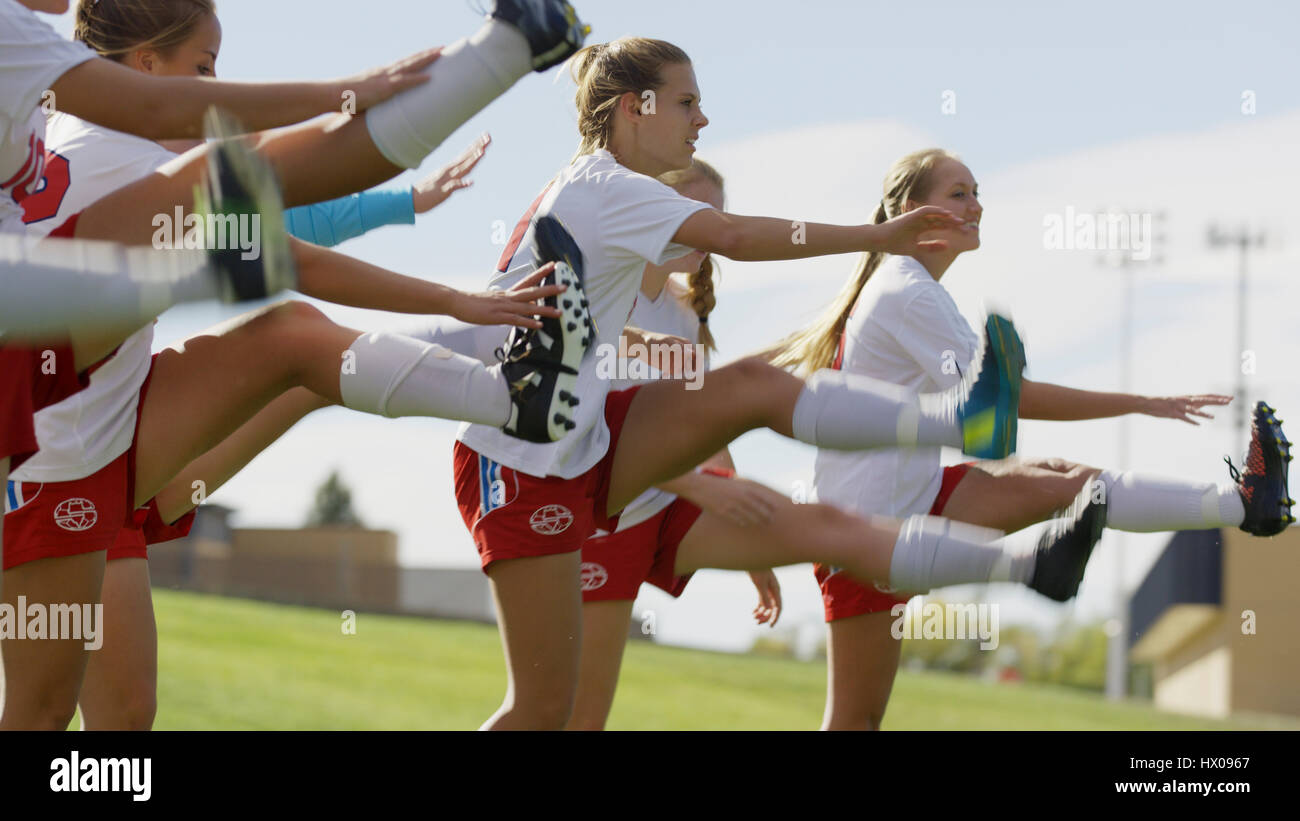 Selektiven Fokus verschwommen Blick auf Fußball-Teamkollegen treten in der Ausbildung während des Trainings Stockfoto