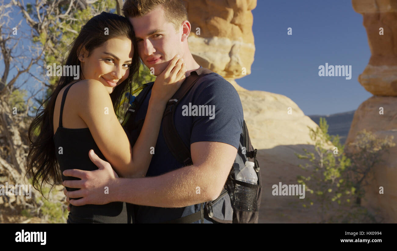 Porträt des Lächelns, Freund und Freundin umarmen in der Nähe von malerischen Felsformationen Stockfoto
