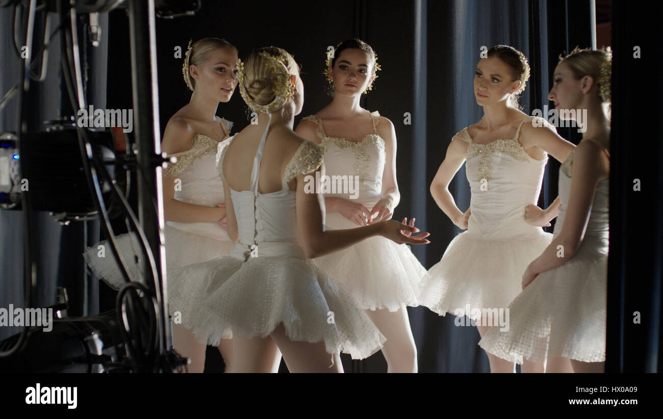 Ernsthafte Ballett-Tänzer im Kostüm stehen hinter den Kulissen während zeigen Stockfoto