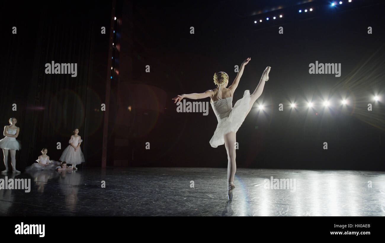 Rückansicht des schweren Ballett-Tänzerin im Kostüm-Show auf der Bühne bei Stockfoto