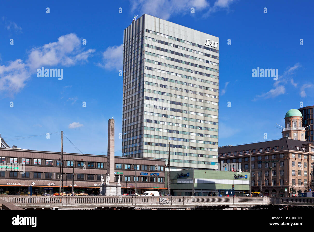 Das Radisson Blu Royal Hotel, das SAS Hotel, Vesterbrogade, zentrale Kopenhagen, Dänemark. Architekt Arne Jacobsen. -Vorne, links der Liberty-Spalte. Stockfoto