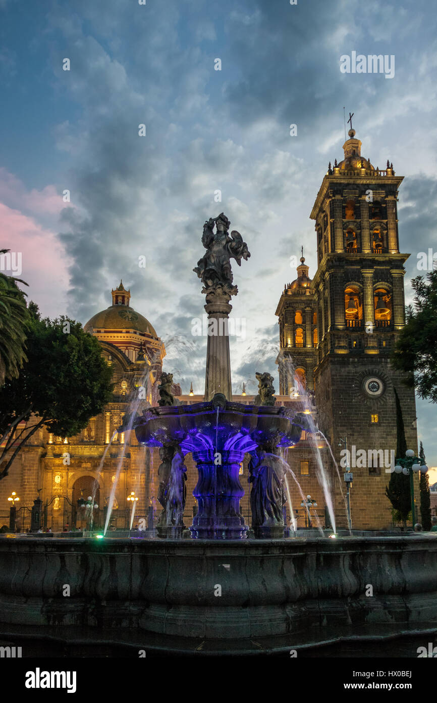 Brunnen und Puebla Kathedrale bei Sonnenuntergang - Puebla, Mexiko Stockfoto