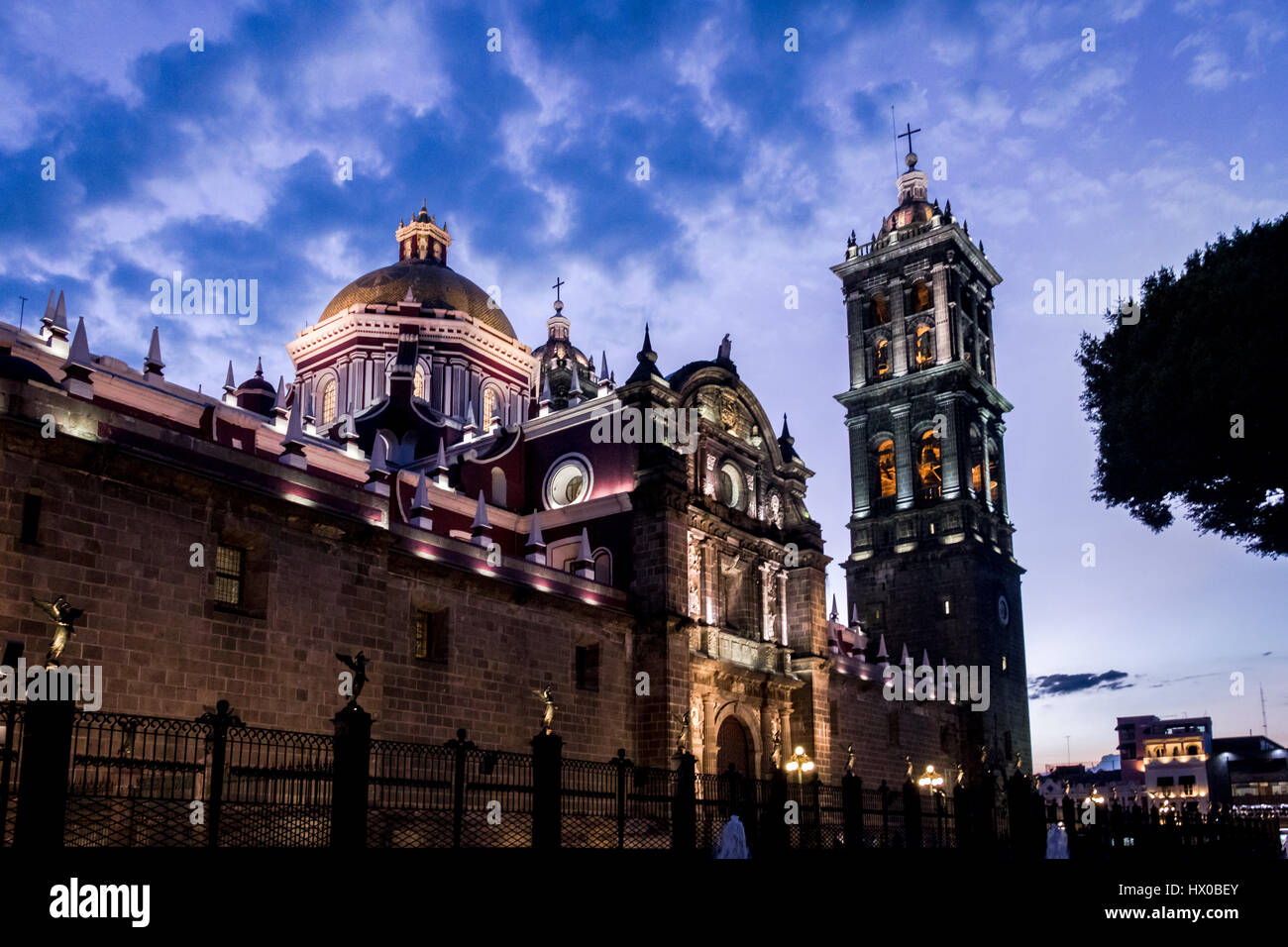 Puebla Kathedrale bei Nacht - Puebla, Mexiko Stockfoto