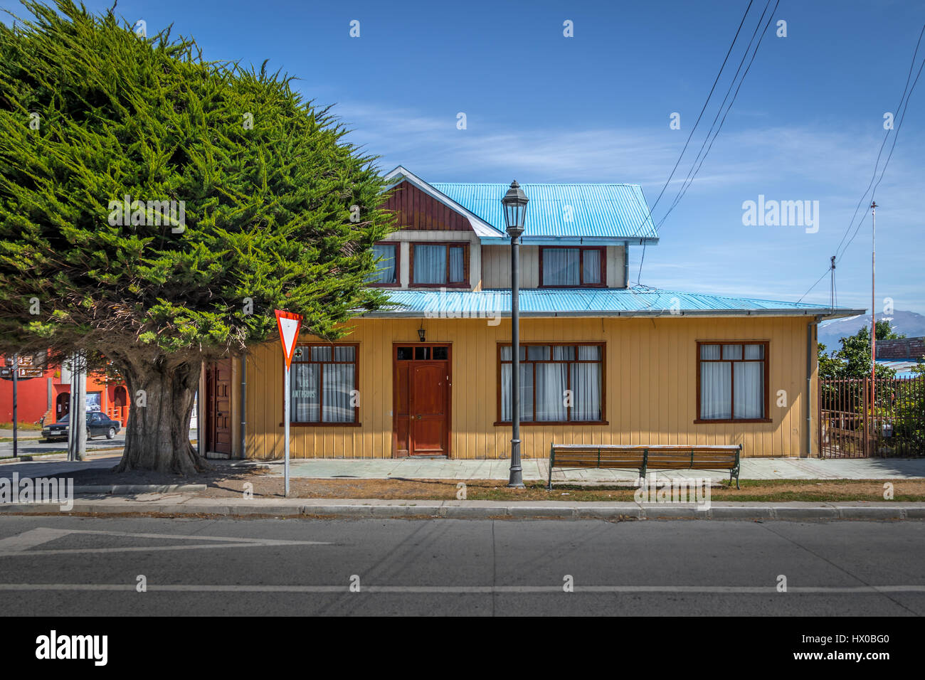 Bunte Holzhaus auf dem Lande von Chile Stockfoto