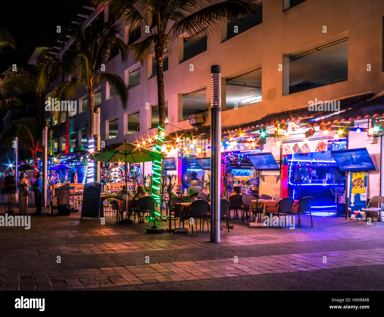 Puerto Vallarta-Geschäfte in der Nacht - Puerto Vallarta, Jalisco, Mexiko Stockfoto