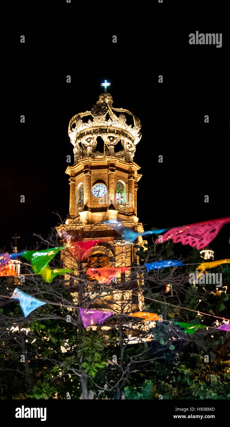 Turm de Nuestra Señora de Guadalupe Kirche nachts - Puerto Vallarta, Jalisco, Mexiko Stockfoto