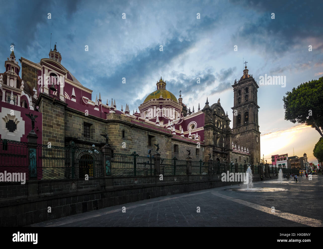 Puebla Kathedrale bei Sonnenuntergang - Puebla, Mexiko Stockfoto