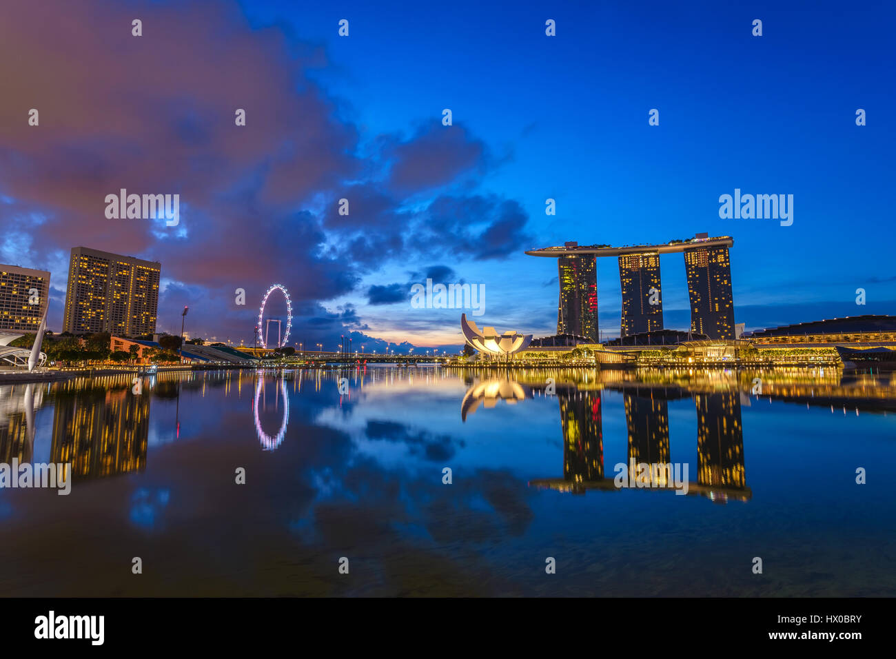 Skyline von Singapur vor Sonnenaufgang, Marina Bay, Singapur Stockfoto