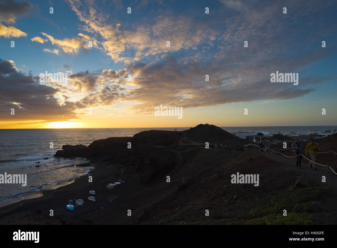 Charco de Los Clicos, ein Vulkankrater gefüllt mit Meerwasser, in der Nähe von El Golfo, Westküste von Lanzarote, Spanien Stockfoto