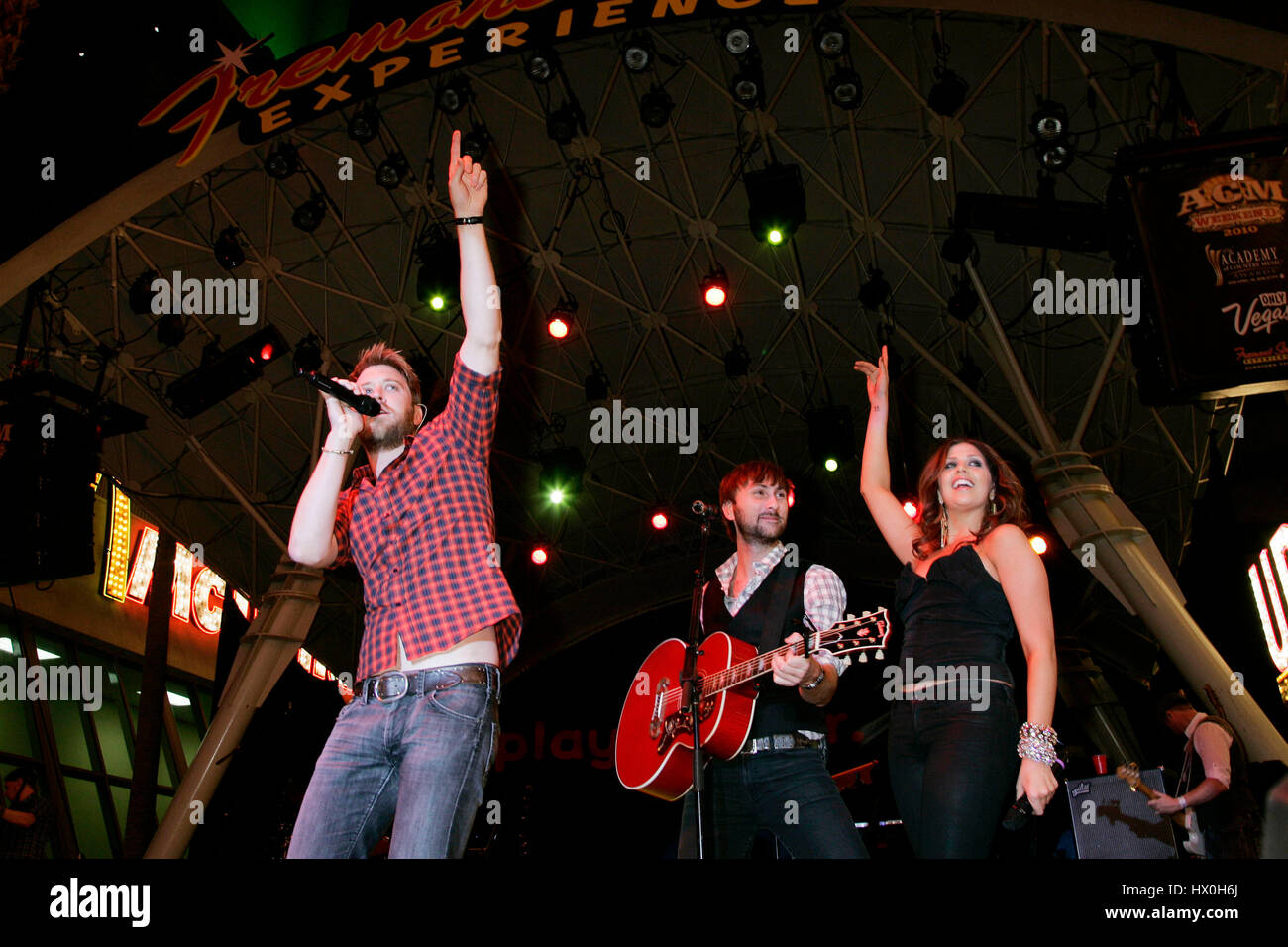 Lady Antebellum mit Charles Kelley, führen Links, Mitte, Hillary Scott und Dave Haywood auf der Fremont Street in Las Vegas, Nevada auf 16. April 2010. Foto von Francis Specker Stockfoto