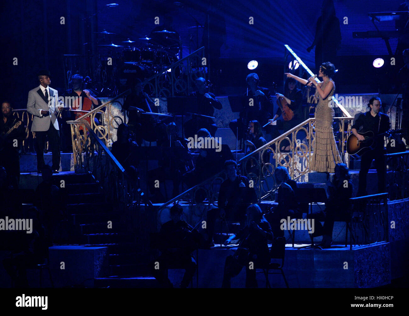 Rihanna, rechts, und Ne-Yo führen bei den 2007 American Music Awards im Nokia Theatre in Los Angeles auf Sonntag, 18. November 2007. Bildnachweis: Francis Specker Stockfoto