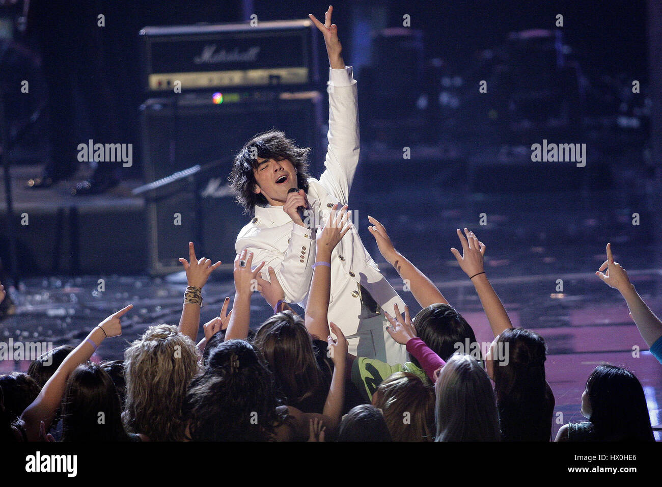 Lead-Sänger singt Joe Jonas während der Jonas Brothers Performance bei den 2007 American Music Awards im Nokia Theatre in Los Angeles auf Sonntag, 18. November 2007. Bildnachweis: Francis Specker Stockfoto