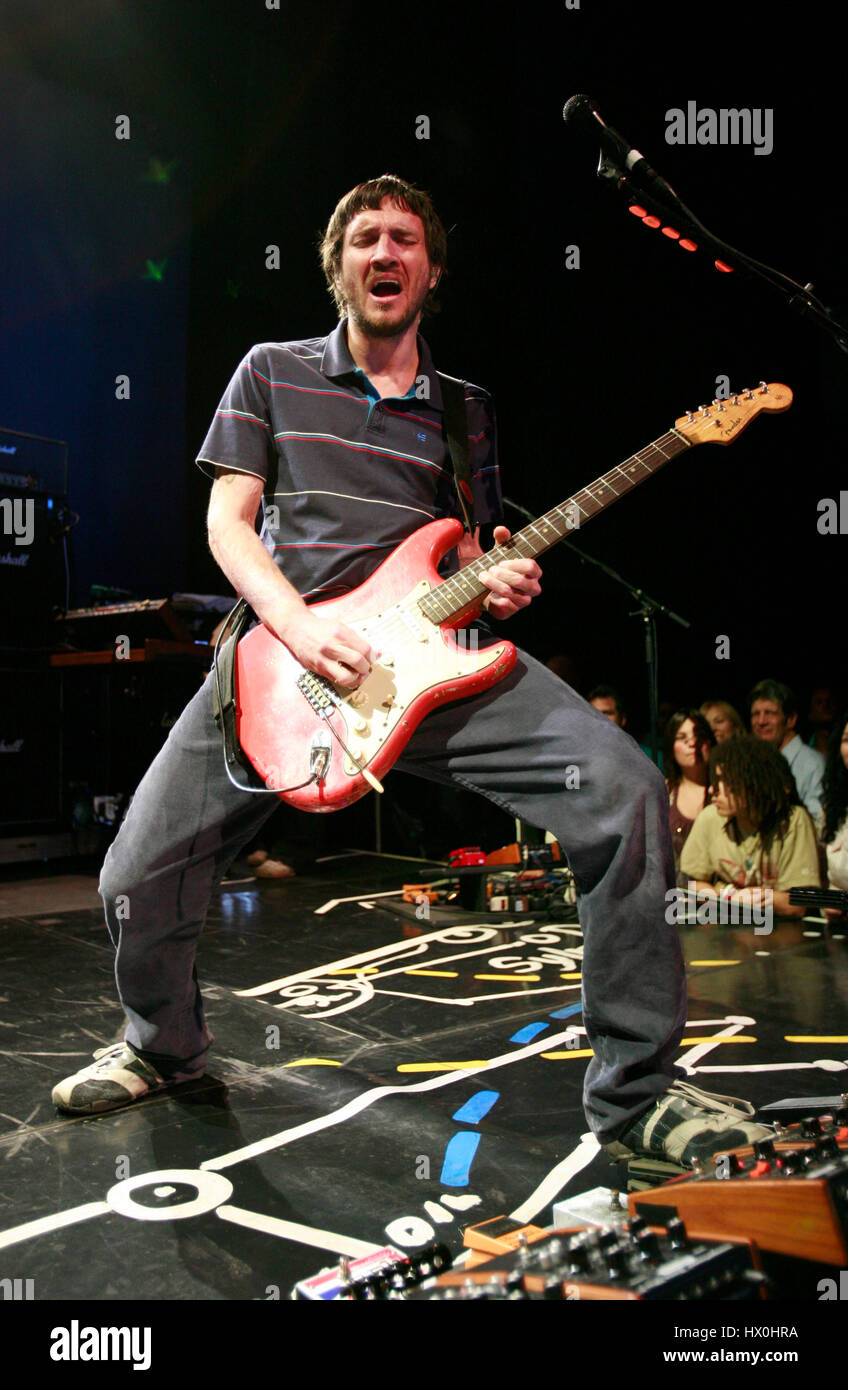 Gitarrist John Frusciante, der Rockgruppe The Red Hot Chili Peppers, führt in Hollywood, Kalifornien während der dritten jährlichen Tohuwabohu Silverlake Conservatory of Music Samstag, 5. Mai 2007 profitieren. Bildnachweis: Francis Specker Stockfoto