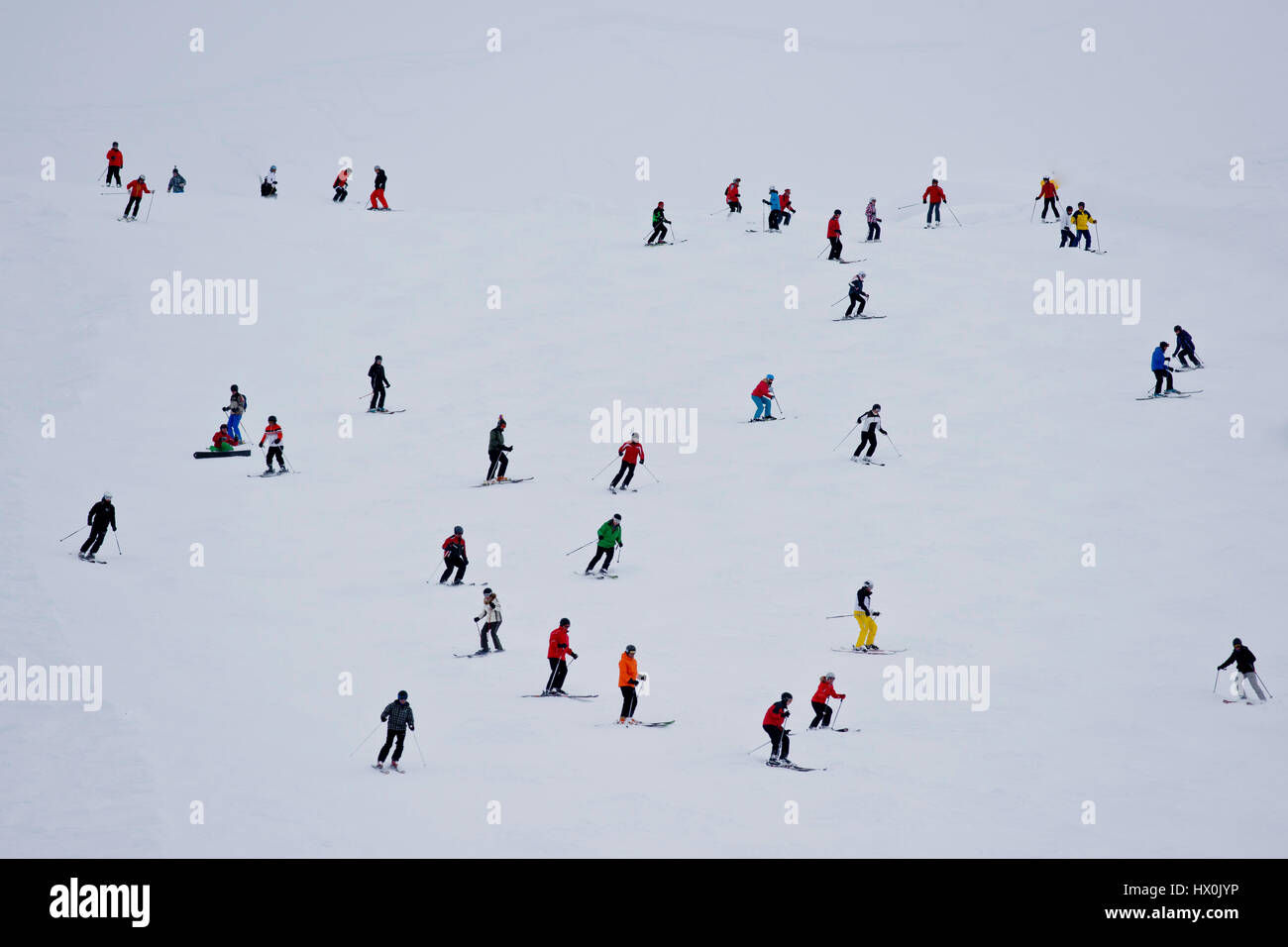 Gruppe von Farbe gekleidet Skifahrer auf den Skipisten der Sellaronda Stockfoto